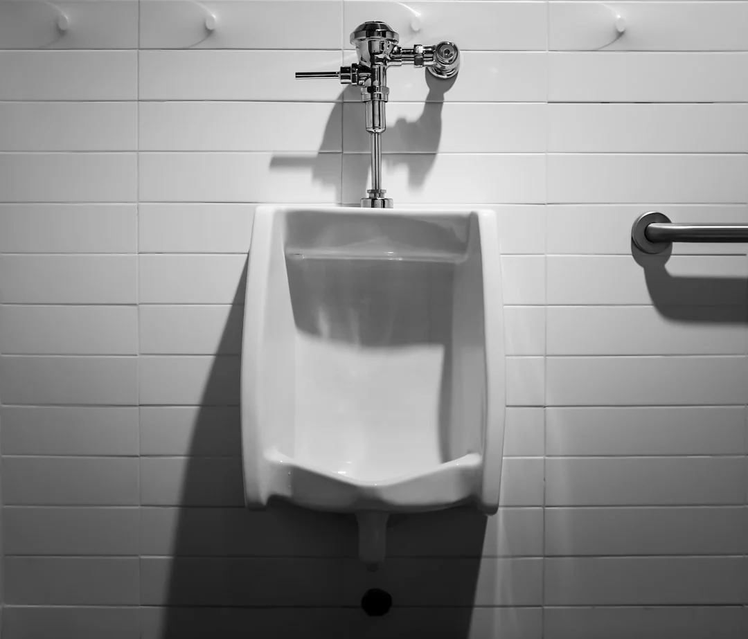 Gros plan sur une femme qui inscrit une étiquette sur un carton en utilisant un marqueur rouge, à l’intérieur.
